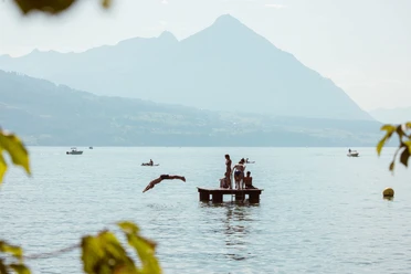 neuhaus-schuelerbad-thunersee-sommer-floss-sprung-thunersee.jpg