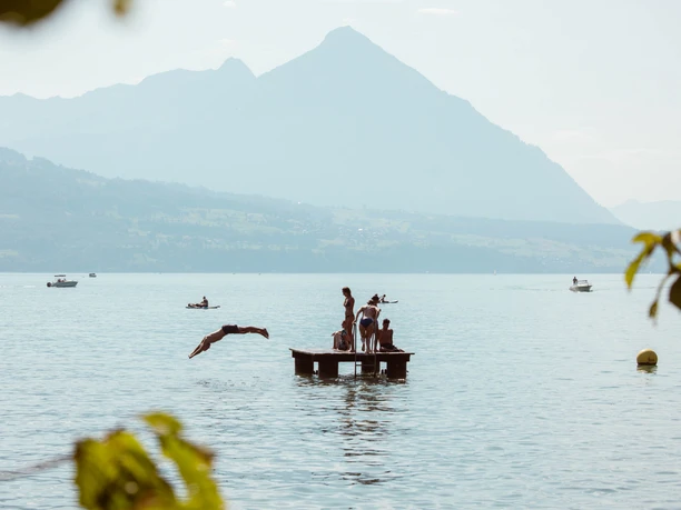 neuhaus-schuelerbad-thunersee-sommer-floss-sprung-thunersee.jpg