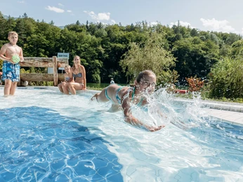 ringgenberg-burgseeli-sommer-kinderbecken-abtauchen.jpg