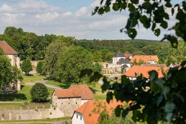 Lichtenau-Kloster-Dalheim-Teutoburger-Wald-Tourismus-M-Schoberer (3).jpg Ansicht auf das historische Kloster Dalheim inmitten grüner Landschaft des Teutoburger Waldes.