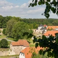 Lichtenau-Kloster-Dalheim-Teutoburger-Wald-Tourismus-M-Schoberer (3).jpg Ansicht auf das historische Kloster Dalheim inmitten grüner Landschaft des Teutoburger Waldes.