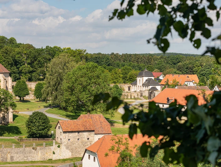 Lichtenau-Kloster-Dalheim-Teutoburger-Wald-Tourismus-M-Schoberer (3).jpg Ansicht auf das historische Kloster Dalheim inmitten grüner Landschaft des Teutoburger Waldes.