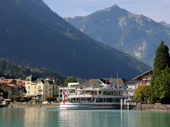 boenigen-brienzersee-schiff-schiffahrt-sommer-berge.jpg
