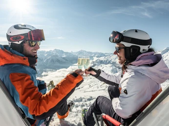 Paar beim Apres-Ski Paar beim Apres-Ski