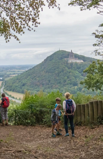 Lernen und Erleben auf dem Wald-Abenteuer-Pfad Station 5 Fernsicht und Fokus Lernen und Erleben auf dem Wald-Abenteuer-Pfad Station 5 Fernsicht und Fokus