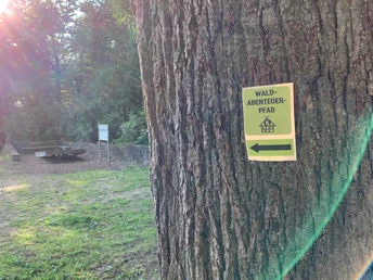 Markierungszeichen Wanderweg Wald-Abenteuer-Pfad Porta Westfalica Markierungszeichen Wanderweg Wald-Abenteuer-Pfad Porta Westfalica