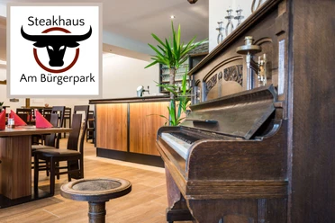 Steakhaus Am Bürgerpark Werlte Innenraum des Steakhaus Am Bürgerpark Werlte mit Holzmöbeln, altem Klavier und stilvoller Theke