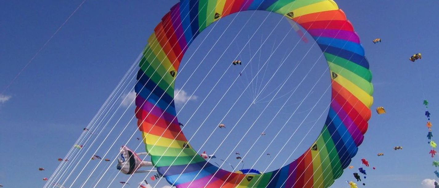 Buntes Rad am Himmel