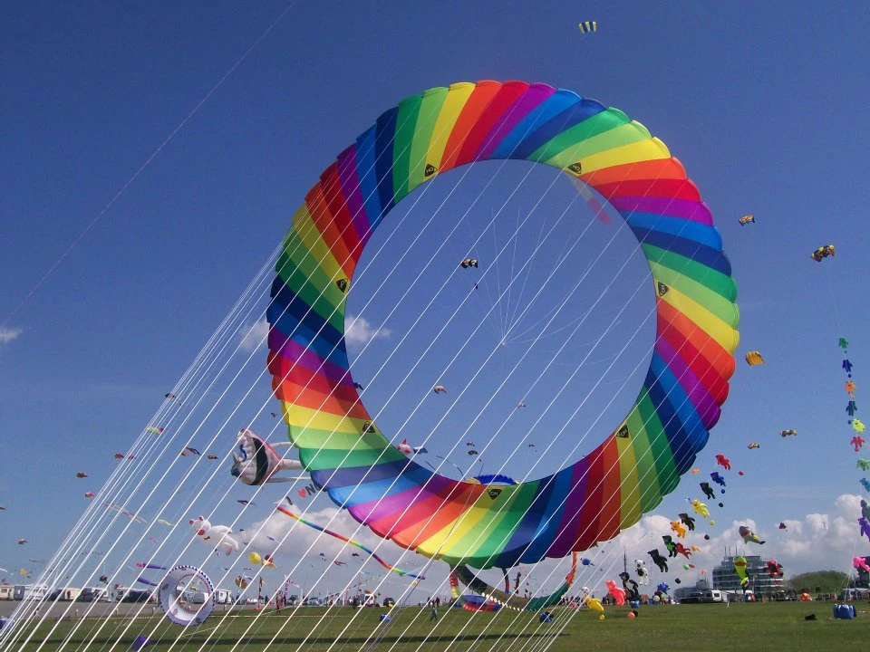 Buntes Rad am Himmel