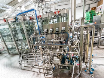 Affentaler Winzer Kellerfuehrung Abfuellanlage Affentaler Winzer Kellerfuehrung Abfuellanlage