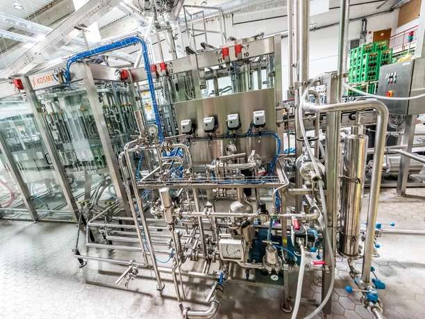 Affentaler Winzer Kellerfuehrung Abfuellanlage Affentaler Winzer Kellerfuehrung Abfuellanlage