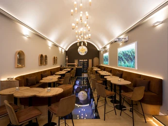 Privat Brauerei Strate Moderne Bar mit Gewölbedecke, stilvollen Lichtern und gemütlichen Sitzbereichen aus Holz und Leder.