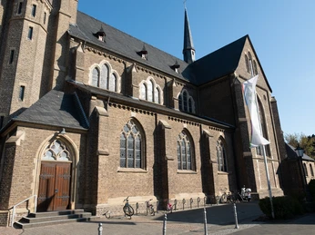 Kath. Pfarrkirche St. Aegidius Seitenansicht 2021 Frühling Bornheim