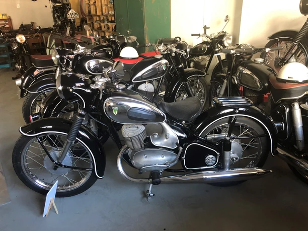 Klassische Motorräder ausgestellt in einem gut beleuchteten Innenraum des Motorradmuseums Eystrup.