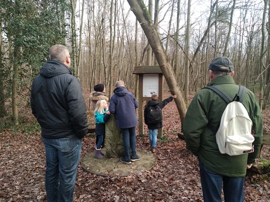 Besucher am Siebenschussstein