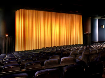 Saal 1im Thega Filmpalast Blick von hinten auf die Sitzreihen in Saal 1 im Thega Filmpalast