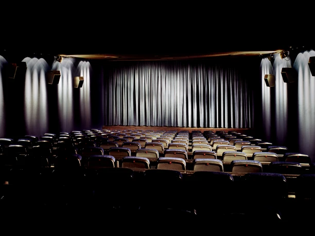 Saal 4 im Thega Filmpalast Blick von hinten auf die Sitzreihen in Saal 4 im Thega Filmpalast