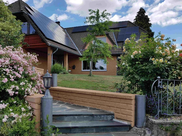 fewo-drueke-hauseingangsbereich.jpg Hausansicht mit Garten