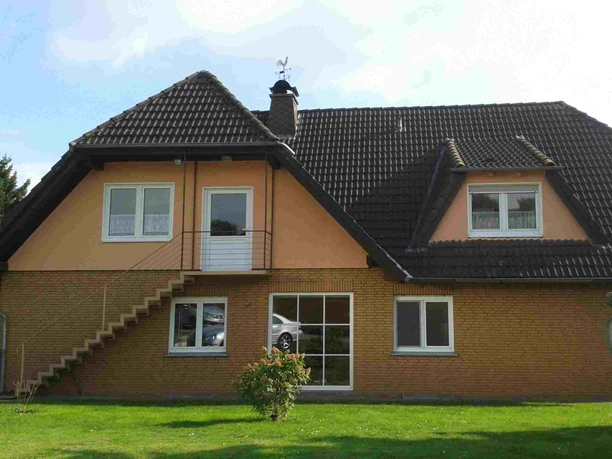 fewo-drüke-zugang-freisitz.jpg (2).jpg Hausansicht mit Außentreppe zur Ferienwohnung