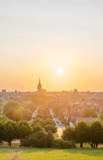 Blick auf das UNESCO-Welterbe in Hildesheim Blick auf das UNESCO-Welterbe in Hildesheim mit Sonnenuntergang