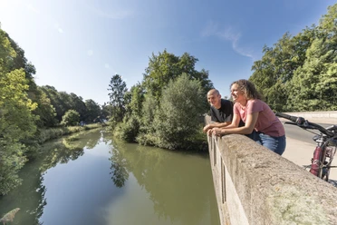 Blick auf die Innerste vom Innerste-Radweg aus Seitlicher Blick von einer Brücke auf die Innerste vom Innerste-Radweg aus