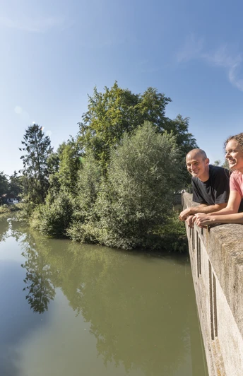 Blick auf die Innerste vom Innerste-Radweg aus Seitlicher Blick von einer Brücke auf die Innerste vom Innerste-Radweg aus