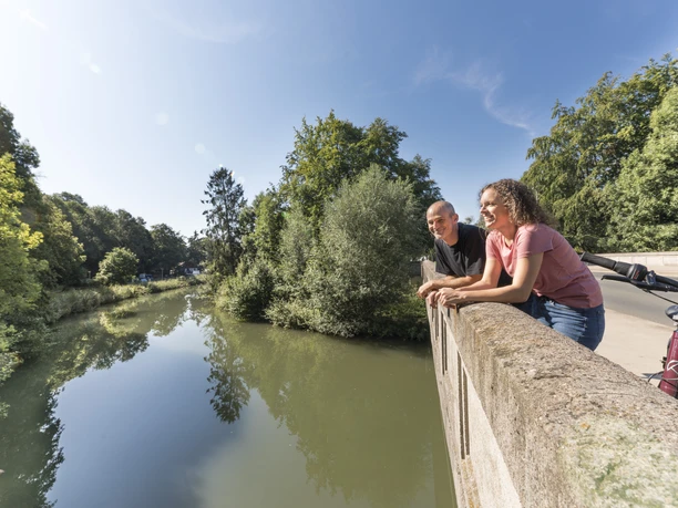 Blick auf die Innerste vom Innerste-Radweg aus Seitlicher Blick von einer Brücke auf die Innerste vom Innerste-Radweg aus