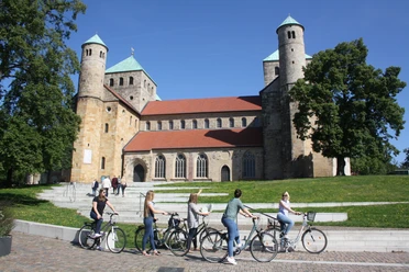 UNESCO-Welterbe St. Michaelis in Hildesheim Außenansicht des kulturellen Leuchtturms UNESCO-Welterbekirche St. Michaelis in Hildesheim