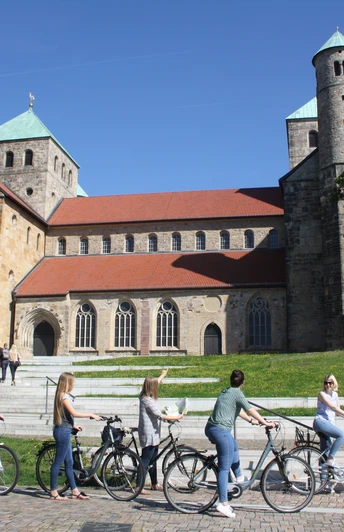 UNESCO-Welterbe St. Michaelis in Hildesheim Außenansicht des kulturellen Leuchtturms UNESCO-Welterbekirche St. Michaelis in Hildesheim