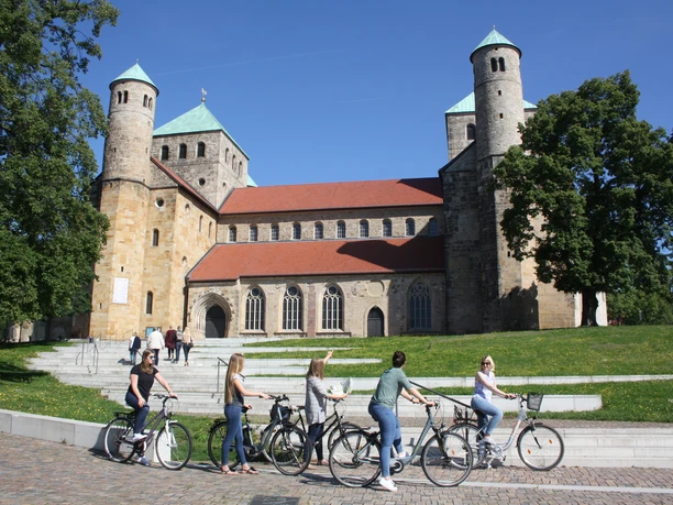UNESCO-Welterbe St. Michaelis in Hildesheim Außenansicht des kulturellen Leuchtturms UNESCO-Welterbekirche St. Michaelis in Hildesheim