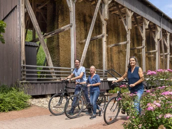 Kurpark Bad Salzdetfurth Salinen im Kurpark Bad Salzdetfurth am Radweg-zur-KunstSalt pans in the Bad Salzdetfurth spa gardens on the cycle path to artSaltpander i Bad Salzdetfurths kurpark på cykelstien til kunstenZoutpannen in het kuurpark van Bad Salzdetfurth op de fietsroute naar de kunst