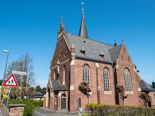 Kath. Kirche St. Ägidius Seitenansicht 2021 Frühling Bornheim