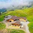 Restaurant Seeberg von oben Grosszügige Alpgebäude umgeben von grünen AlpwiesenSpacious alpine buildings surrounded by green alpine meadowsDe vastes bâtiments alpins entourés de prairies verdoyantes