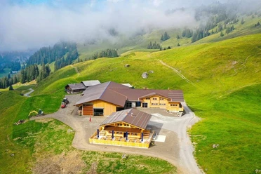 Restaurant Seeberg vu d'en haut De vastes bâtiments alpins entourés de prairies verdoyantes