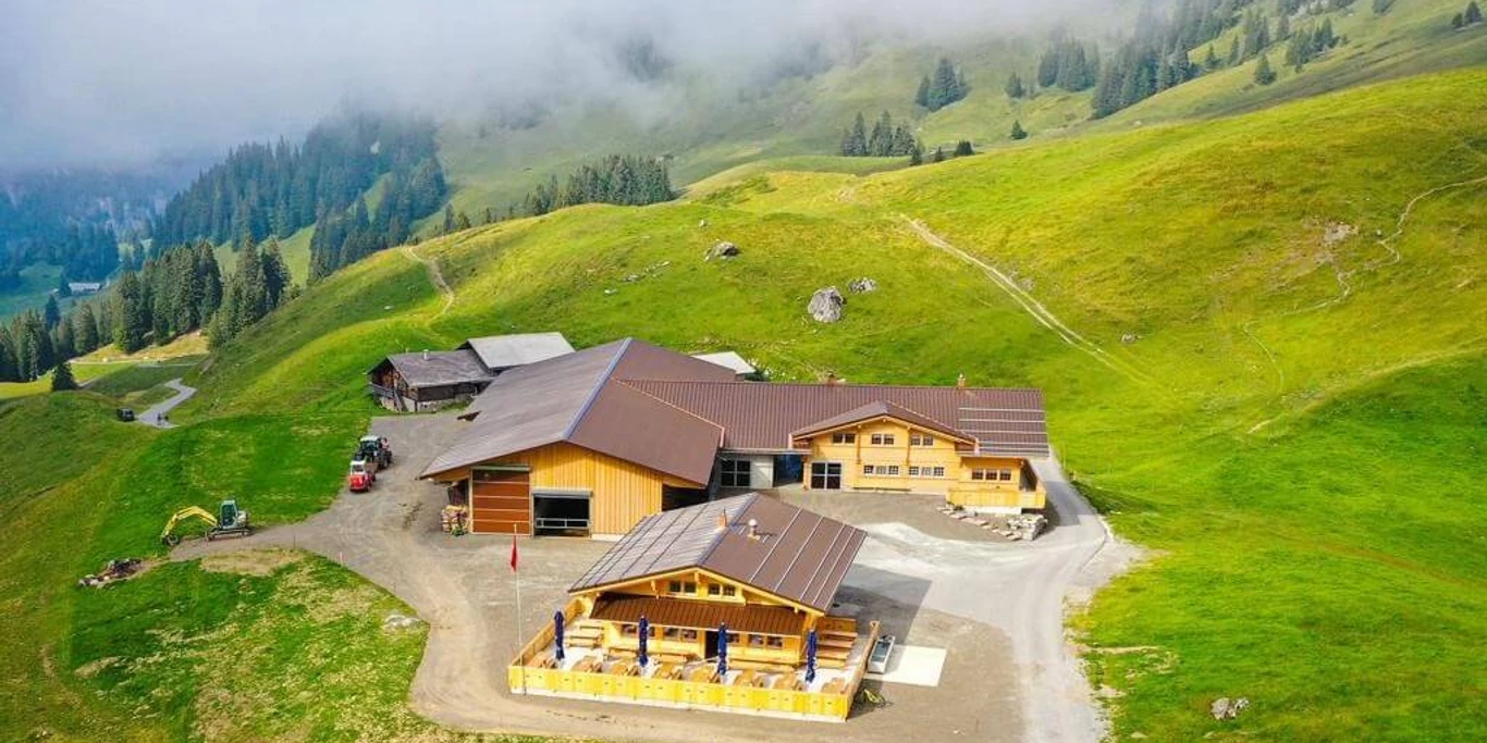 Seeberg Restaurant from above Grosszügige Alpgebäude umgeben von grünen AlpwiesenSpacious alpine buildings surrounded by green alpine meadowsDe vastes bâtiments alpins entourés de prairies verdoyantes