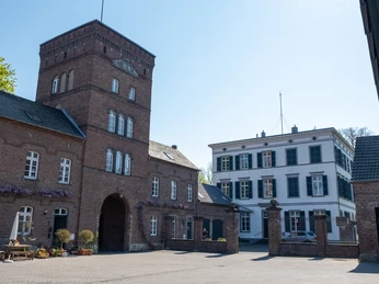 Ensemble Burg und Hof 2021 Frühling Bornheim