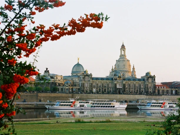 Dresden Elbufer.jpg Blick auf Dresdens Altstadt und die Elbe mit Ausflugsschiffen im Vordergrund.