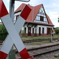 Sudweyher Bahnhof Ein altes Fachwerkgebäude mit Schrägdach am Bahngleis, markantes Kreuz in Vordergrund.An old half-timbered building with a pitched roof on the railroad track, striking cross in the foreground.En gammel bindingsværksbygning med skråt tag på jernbanesporet, med et markant kors i forgrunden.Een oud vakwerkgebouw met een schuin dak aan het spoor, opvallend kruis op de voorgrond.