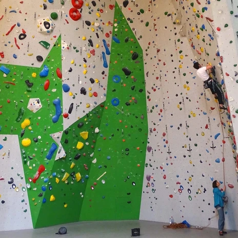 In der Kletterhalle des Sächsischen Bergsteigerbund es so schnell nicht langweilig.