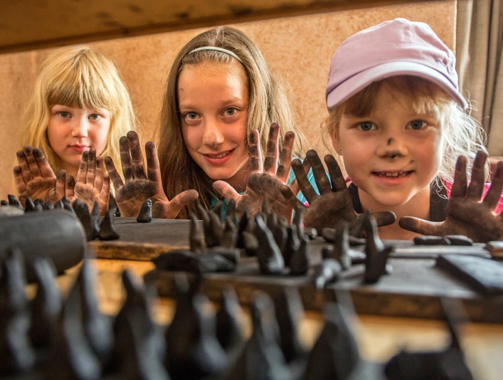Kinder beim Herstellen von Räucherkerzen Kinder beim Herstellen von Räucherkerzen