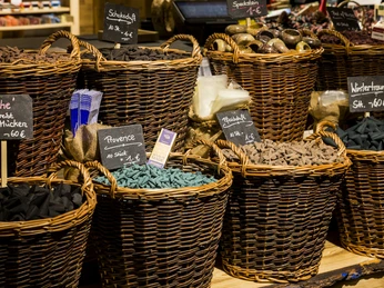 Marktbereich-Räucherkerzenland-1.jpg Im Markt des Räucherkerzenlands gibt es die verschiedensten Duftsorten.