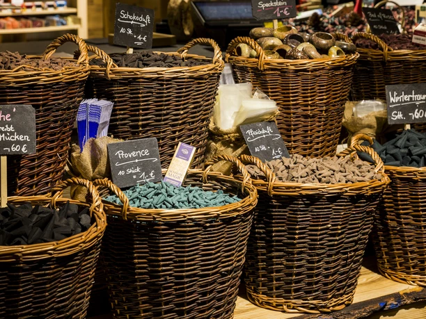 Marktbereich-Räucherkerzenland-1.jpg Im Markt des Räucherkerzenlands gibt es die verschiedensten Duftsorten.