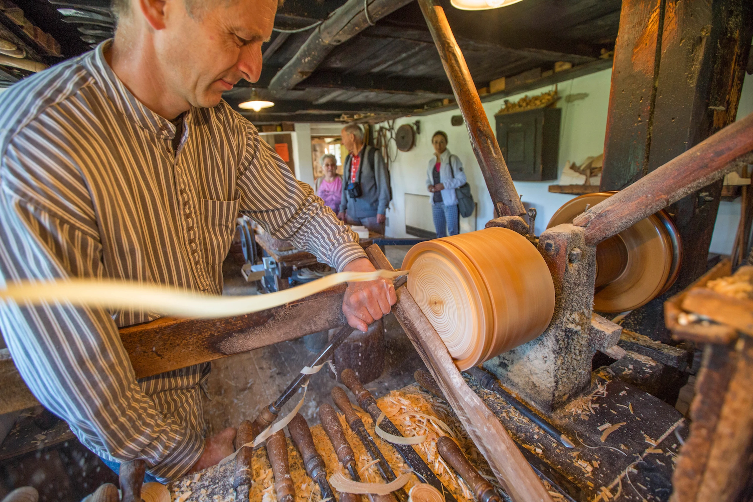 2_Speilzeug-Museum-outside-Seiffen_Ring-Turning-Wood-Carving_Foto_TVE-Greg_Snell_snellmedia.com_.jpg