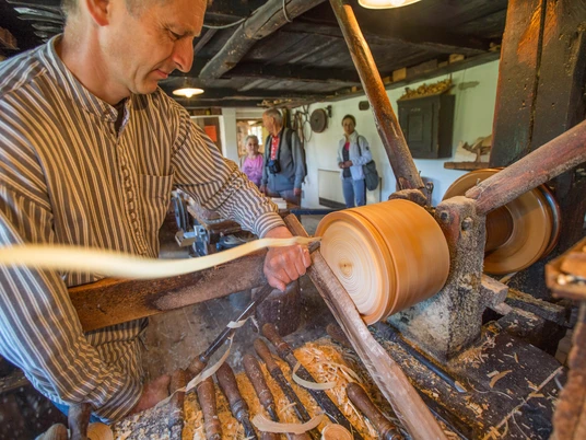 2_Speilzeug-Museum-outside-Seiffen_Ring-Turning-Wood-Carving_Foto_TVE-Greg_Snell_snellmedia.com_.jpg Hier entstehen Reifentiere.