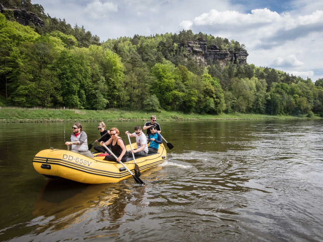 Auf der Elbe paddeln. Auf der Elbe paddeln.