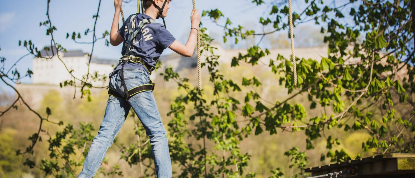 Kletterwald-Koenigstein_JungeParcour1.jpg Mit Geschicklichkeit wird die Seilstrecke überwunden.
