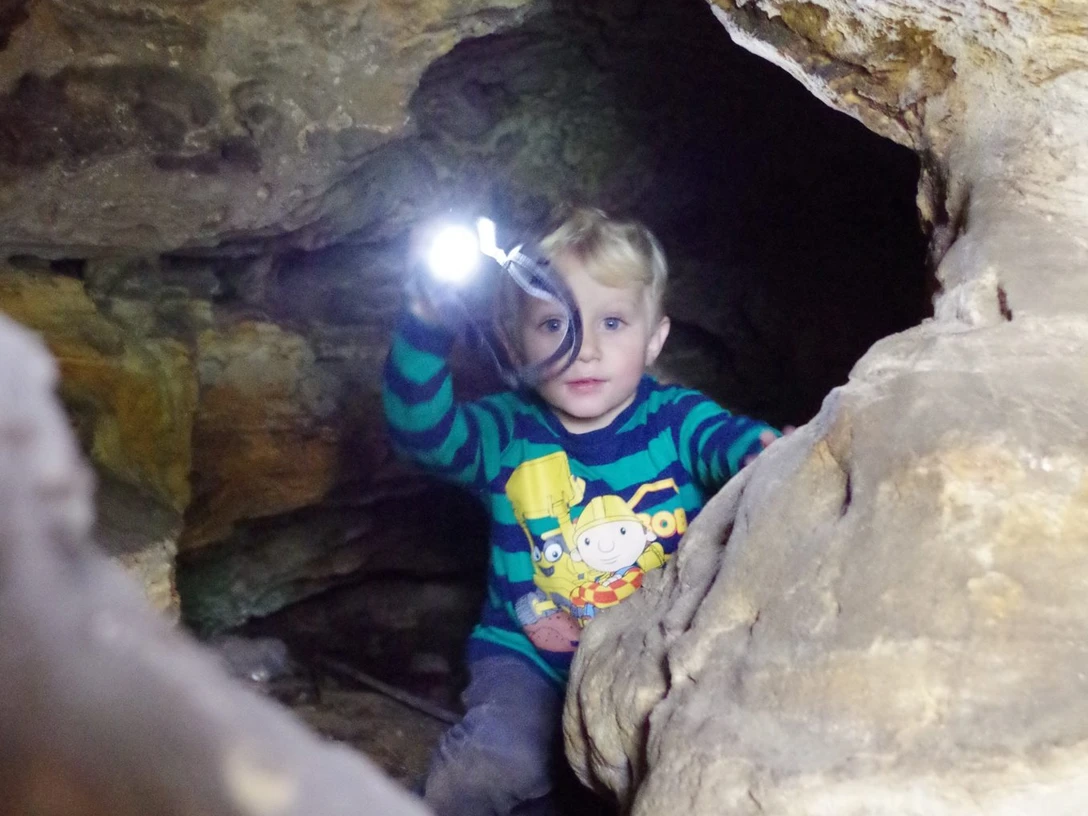 Der kleine Höhlenforscher nutzt seinen Größenvorteil | Foto: Sylvia Miskowiec Der kleine Höhlenforscher nutzt seinen Größenvorteil | Foto: Sylvia Miskowiec