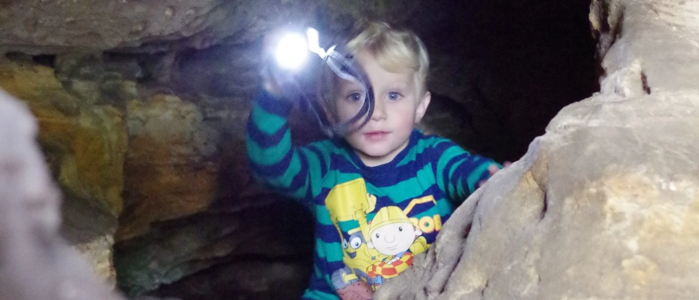 Der kleine Höhlenforscher nutzt seinen Größenvorteil | Foto: Sylvia Miskowiec Der kleine Höhlenforscher nutzt seinen Größenvorteil | Foto: Sylvia Miskowiec