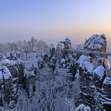 Elbsandstein, Sächsische Schweiz, Basteimassiv, Felsenburg Neurathen, Basteibrücke, Steinschleuder, Lilienstein, Winter, Abendstimmung, Ansicht vom Ferdinandstein,
