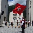 Simplon Dorf Dorfplatz Alphornbläser auf dem Dorfplatz in Simplon DorfAlphorn player on the village square in Simplon DorfJoueurs de cor des Alpes sur la place du village de Simplon Dorf